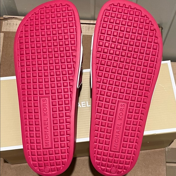 NWT Michael Kors Women's Gilmore Signature Logo Pool slides - Picture 3 of 3